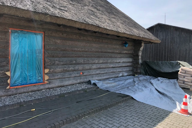 Czyszczenie i odświeżanie drewnianych bali