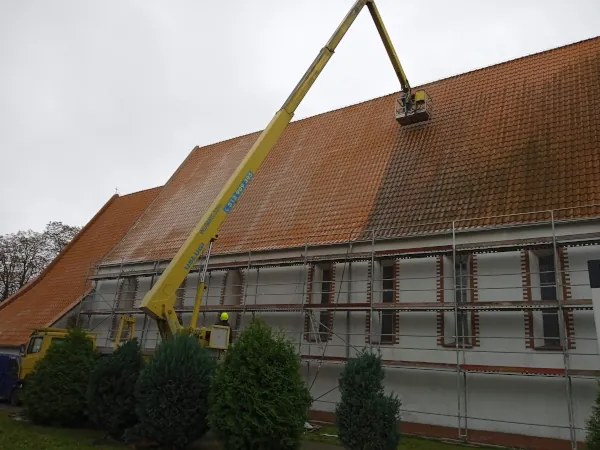 Czyszczenie dachu kościoła - realizacja w Wilkowie