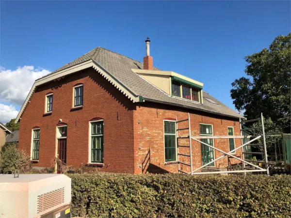 Kamienica z czerwonej cegły w Łodzi - po hydropiaskowaniu