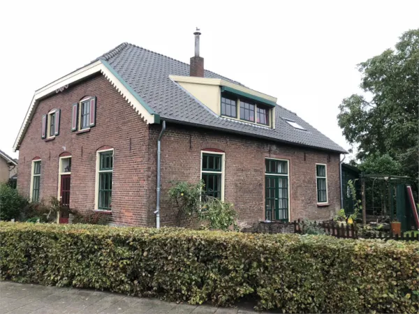 Kamienica z czerwonej cegły w Łodzi - przed hydropiaskowaniem